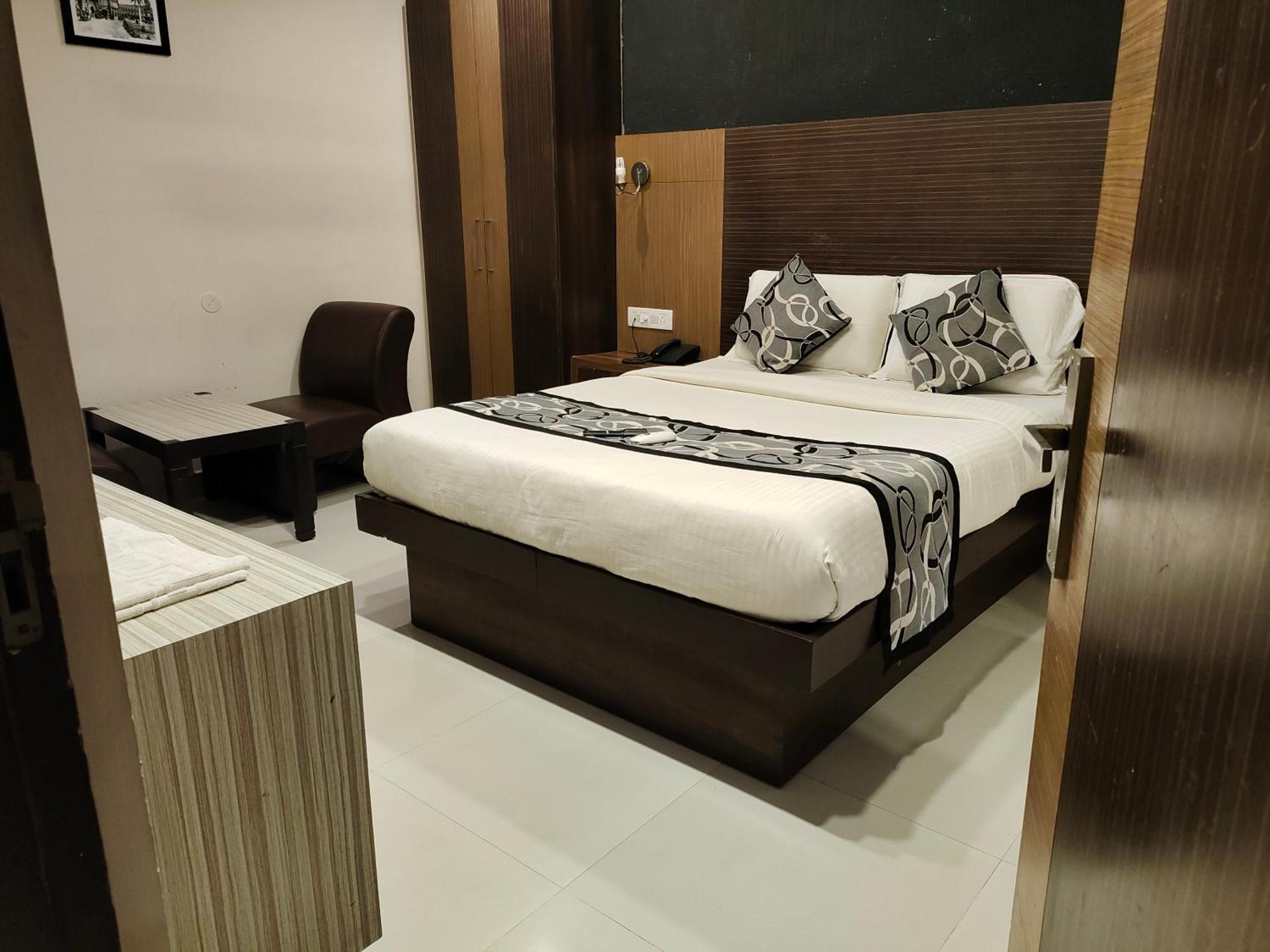 Santhi Bhavan, Hotel